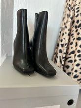 Load image into Gallery viewer, bailey boots

