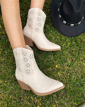 Load image into Gallery viewer, Flower Boots
